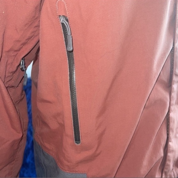 Marmot mens or women’s windbreaker jacket red and grey in color With pockets - Picture 7 of 11